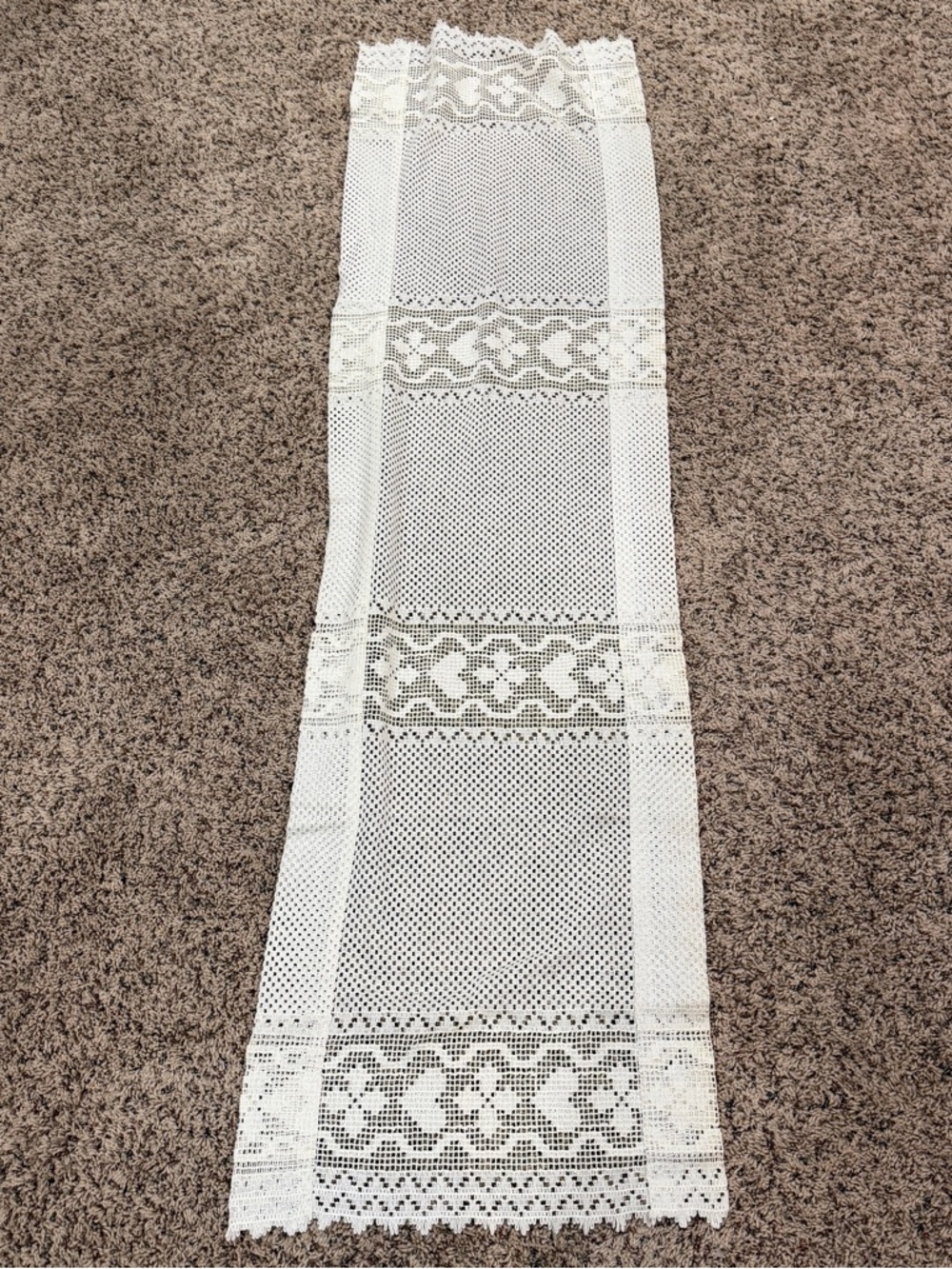 Classic White Lace Valance Runner - Unbranded